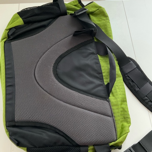 L.L. Bean Green Commuter Messenger Laptop Crossbody Bag with Black Accents - Picture 8 of 15